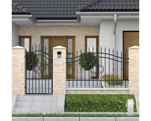 Pohled na dům s plotem, brankou a interkomem