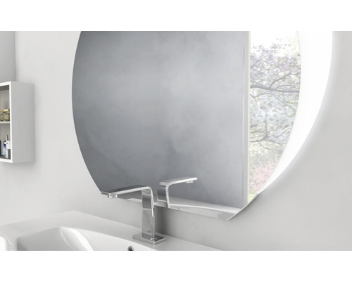 Koupelna s umyvadlem, baterií, zrcadlovou skříňkou a oválným zrcadlem