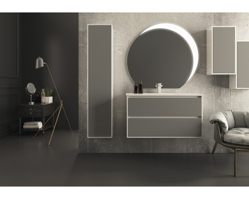 Moderní koupelna s umyvadlem, zrcadlovou skříňkou, kulatým zrcadlem s osvětlením a stojací lampou