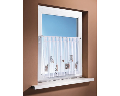 Okno s bistro záclonou s motivem kavárny