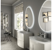 Světlá koupelna se dvěma skříňkami pod umyvadlo, zrcadly s osvětlením a moderním designem