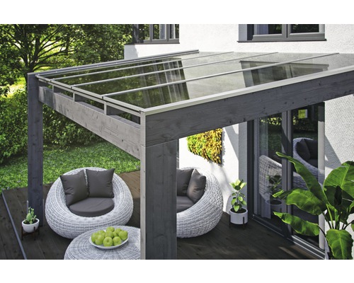 Dřevěné zastřešení terasy se skleněnou střechou a posezením na terase