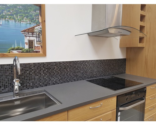 Kuchyňská scéna s dřezem, vodovodní baterií, mozaikovými obklady, varnou deskou, troubou a odsavačem par.