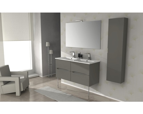 Moderní koupelna s dvojitým umyvadlem, zrcadlem a vysokou skříní