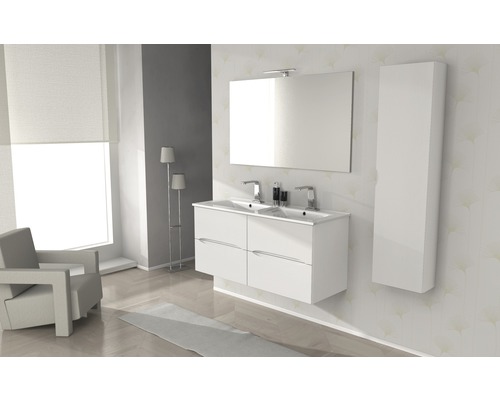 Koupelnová scéna s bílým dvojitým umyvadlem, zrcadlem, vysokou skříní a křeslem