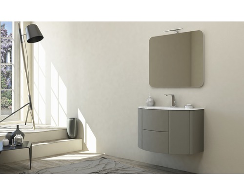 Moderní koupelna s umyvadlovou skříňkou, zrcadlem a stojací lampou