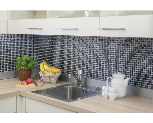 Kuchyňská scéna s dřezem, baterií, mozaikovými obklady a kuchyňským náčiním