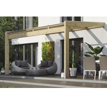 Dřevěná pergola s ratanovým nábytkem a rostlinnou dekorací na terase