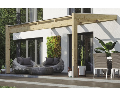 Dřevěná pergola s ratanovým nábytkem a rostlinnou dekorací na terase