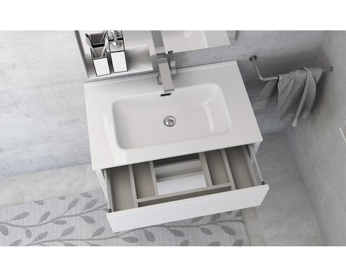 Skříňka pod umyvadlo s otevřenou zásuvkou a držákem na ručníky v koupelně