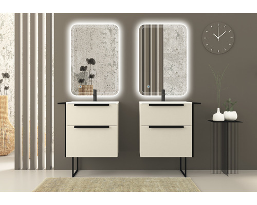 Koupelna se dvěma umyvadly, osvětlenými zrcadly a minimalistickým designem