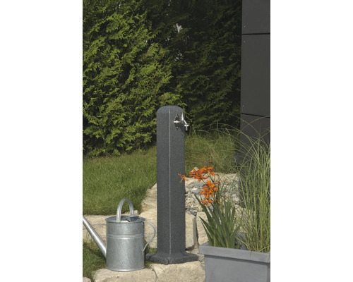 Zahradní scéna s vodním sloupkem, konví a výsadbou