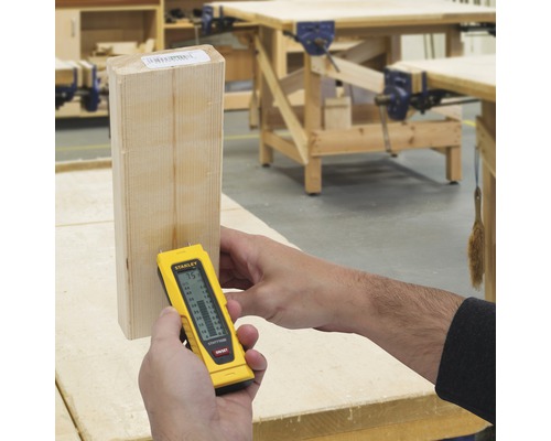 Měřič vlhkosti dřeva měří vlhkost kusu dřeva