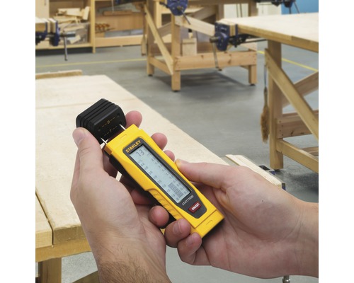 Vlhkoměr používaný k měření vlhkosti dřeva