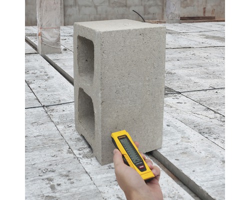 Měřič vlhkosti kontroluje betonový blok.