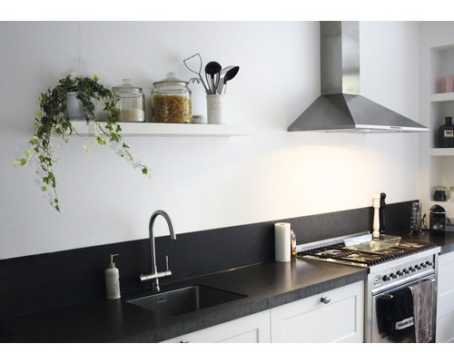 Kuchyňská scéna s dřezem, pracovní deskou, sporákem, digestoří a policí