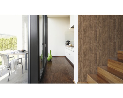 Světlá místnost s dřevěnou podlahou, schodištěm a dřevěnou stěnou