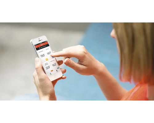 Žena ovládá smartphone s aplikací regulátoru teploty