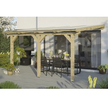 Dřevěná pergola s terasovým nábytkem a grilem na zahradě