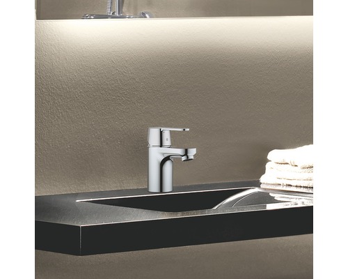 Páková baterie na umyvadle v koupelně