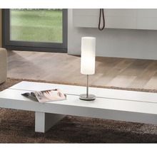 Stolní lampa na konferenčním stolku v obývacím pokoji.