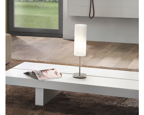 Stolní lampa na konferenčním stolku v obývacím pokoji.