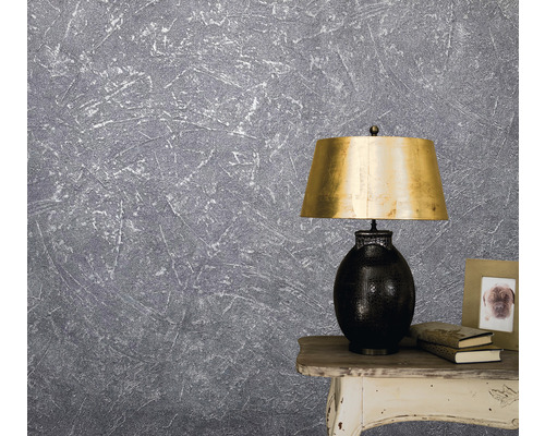 Šedá strukturovaná tapeta s lampou na stole