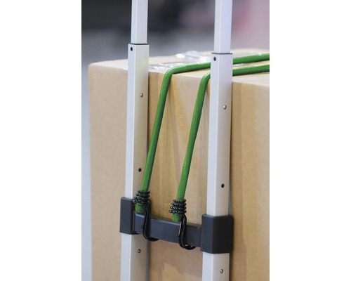 Detailní pohled na transportní vozík s popruhem a kartonem