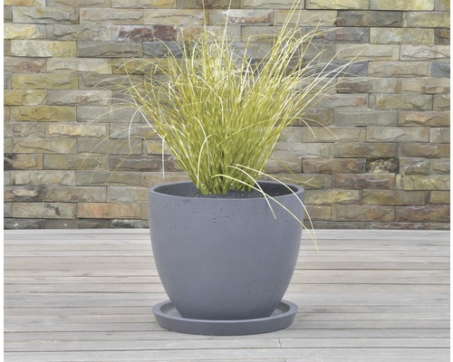 Květináč ze sklolaminátu s miskou a trávou