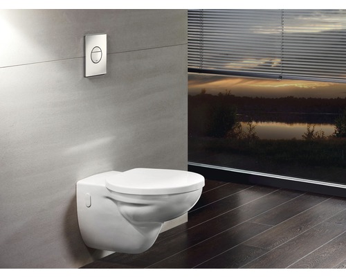 Závěsný klozet s ovládacím panelem v moderní koupelně.