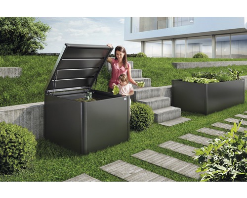 Kompostér Biohort MonAmi 725 l plechový 102 x 102 x 86 cm tmavě šedý metalický Zahradní scéna s truhlíkem a kompostérem na zahradě s matkou a dítětem při zahradničení.
