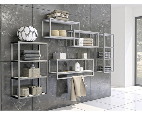 Koupelna s nástěnnými policemi pro ukládání ručníků a koupelnových potřeb