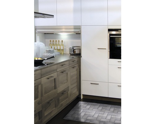 Moderní kuchyně s bílými a světlými dřevěnými skříňkami a šedou pracovní deskou