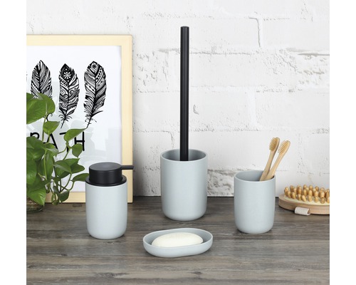 Koupelnová sada s dávkovačem mýdla, miskou na mýdlo, kelímkem na zubní kartáčky a držákem toaletní štětky.