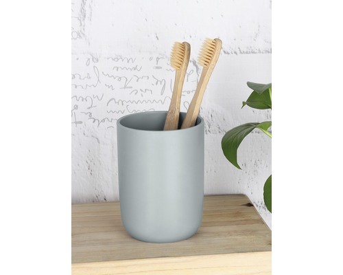 Dva bambusové kartáčky na zuby ve světlém kelímku