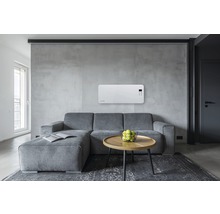 Moderní obývací pokoj s topením, pohovkou a stolem