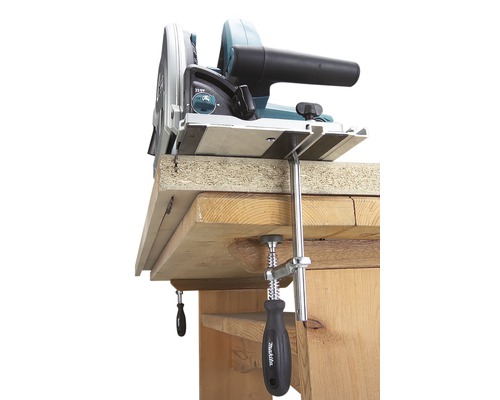 Kotoučová pila Makita připevněná ke kusu se šroubovacími svorkami.