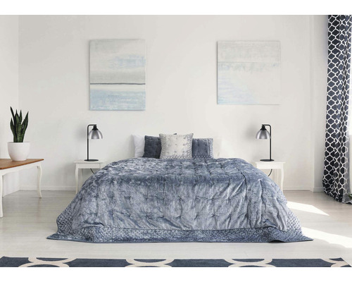 Ložnice s postelí, nočními stolky, lampami a dekorací