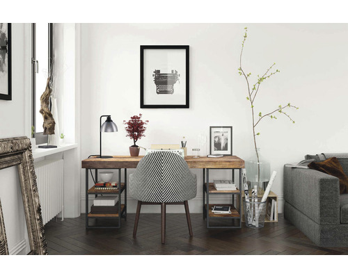 Kancelářský prostor se stolem, židlí, lampou a dekorací ve světlé místnosti