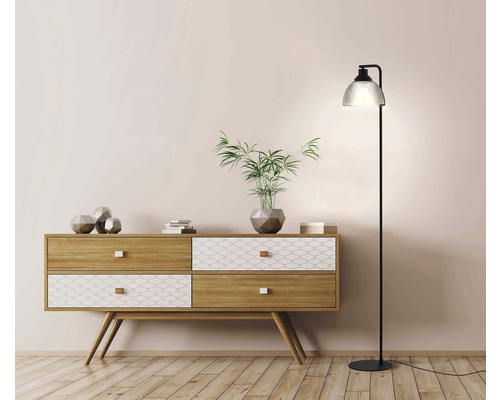 Obývací pokoj s komodou a stojací lampou se skleněným stínidlem