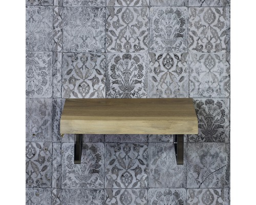 Dřevěná police s nástěnným držákem před zdí se vzorem