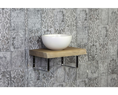 Umyvadlo na dřevěné polici s kovovým držákem před zdí se vzorem