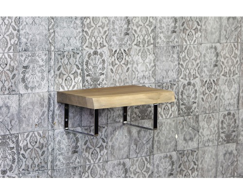 Dřevěná police s kovovým držákem na zdobené stěně