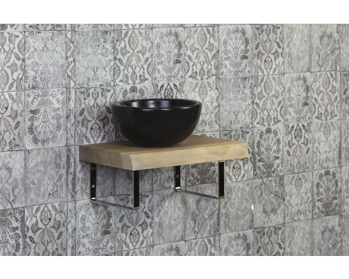 Umyvadlo na dřevěné polici s kovovou podpěrou před vzorovanou stěnou
