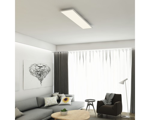 Obývací pokoj se stropním svítidlem, pohovkou a dekorací