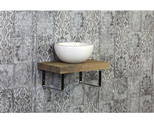 Keramické umyvadlo na dřevěné polici s kovovou konzolou před obkládanou stěnou