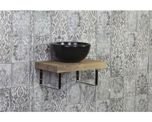 Umyvadlo na dřevěné desce s kovovým držákem před stěnou s dlaždicemi