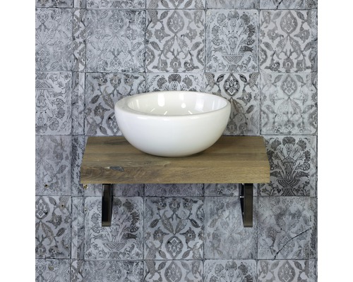Keramické umyvadlo na dřevěné konzoli s kovovým držákem před vzorovanou stěnou