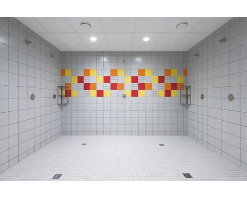 Vykládaná sprchová místnost s barevnými akcenty a odtokovými kanály