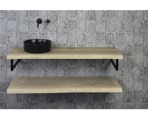 Koupelna se dvěma dřevěnými konzolami, černým umyvadlem na desku a armaturami před zdobenou stěnou